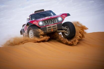 Los pilotos españoles Carlos Sainz y Lucas Cruz atraviesan un duna con su Mini, durante la sexta etapa del Rally Dakar, el 10 enero.