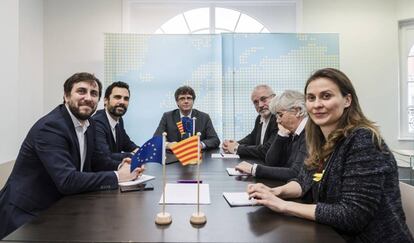 Lluís Puig y Clara Ponsatí, a la derecha, junto a Carles Puigdemot, Roger Torrent, Toni Comín y Meritxell Serret, en una imagen de archivo.