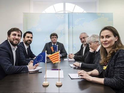 Lluís Puig y Clara Ponsatí, a la derecha, junto a Carles Puigdemot, Roger Torrent, Toni Comín y Meritxell Serret, en una imagen de archivo.