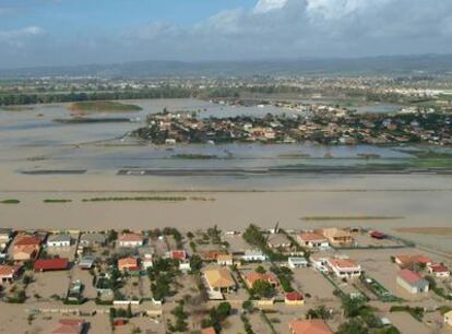 Una vista de las inundaciones en Córdoba el pasado día 24. En el centro, la pista de aterrizaje del aeropuerto, abajo las parcelaciones Altea y arriba las de Fontanar de Quintos.
