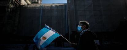 Un manifestante pasa delante el Congreso Nacional de Argentina, en Buenos Aires.