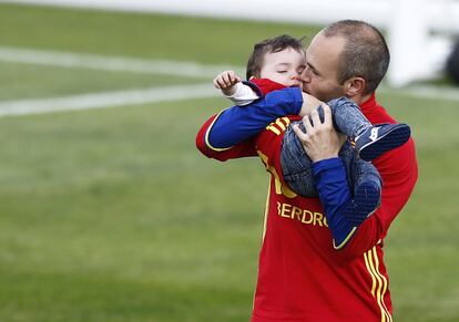 Iniesta besa a su hijo en la jornada de visitas que vivió España el sábado en la Isla de Ré.