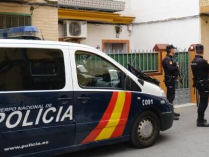 La policía registra el domicilio donde el presunto islamista vivía en la capital andaluza