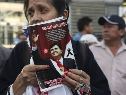 Una mujer con una imagen del expresidente peruano Alan Gracía.