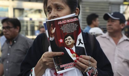 Una mujer con una imagen del expresidente peruano Alan Gracía.