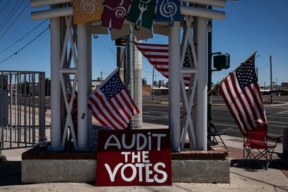 Un letrero que pide que se auditen los votos, una imagen típica en la ciudad Phoenix en estos días. 