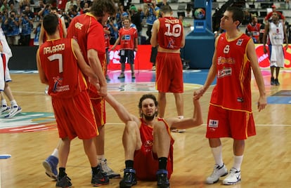 Navarro y Calderón levantan a Gasol tras fallareste la última canasta y perder España el Europeo de baloncesto en Madrid frente a Rusia, en septiembre de 2007.