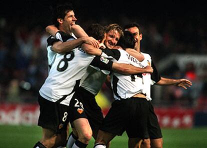 Vicente, Mista, Albelda y Garrido celebran con Barja el gol de éste, el segundo del Valencia.