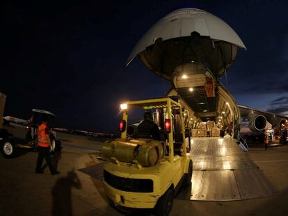 Un avión de carga con equipamiento sanitario chino destinado a Brasil, este miércoles.