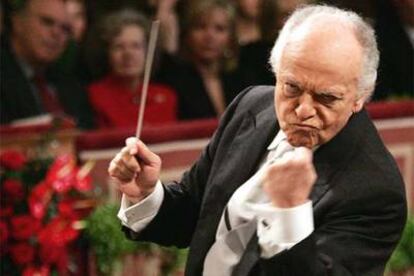 Lorin Maazel dirige a la Filarmónica de Viena durante el concierto de Año Nuevo
.
