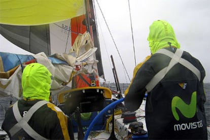 Dos tripulantes del Movistar antes de abandonar el barco español rumbo a Portsmouth.