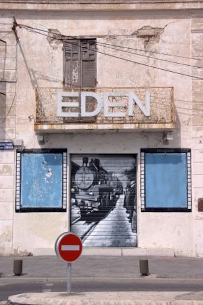 Fachada del Teatro Eden, antes de su restauración.