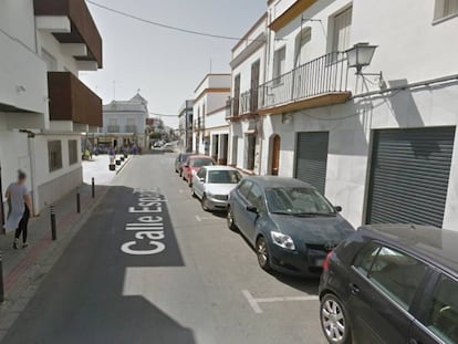 Vista de la calle España, en la localidad sevillana de Tocina, donde se ha producido el incendio en una vivienda.
