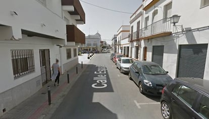 Vista de la calle España, en la localidad sevillana de Tocina, donde se ha producido el incendio en una vivienda.