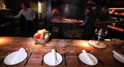 Barra y cocina del restaurante Charrúa.