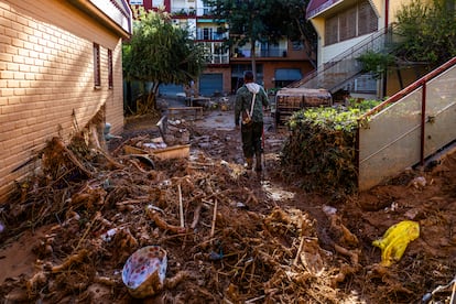 Exterior del colegio Lluís Vives de Massanassa, este lunes.