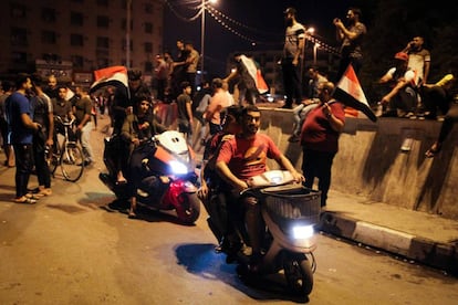 Manifestantes con banderas de Irak asisten a una protesta contra el Gobierno en Bagdad el 24 de octubre de 2019.