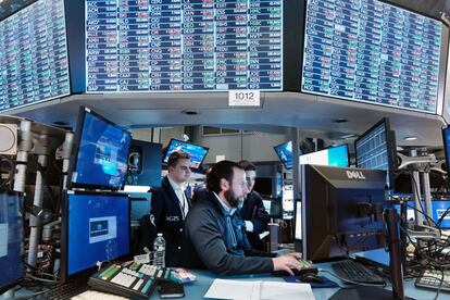 Operadores de la Bolsa de Nueva York observan la evolución de las cotizaciones, la semana pasada.