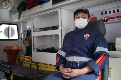 La enfermera Lia Regina Antunes, durante una guardia la semana pasada. 