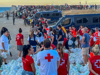Los migrantes registrados por entidades sociales y organismos públicos en Ceuta superan con creces las cifras de Interior