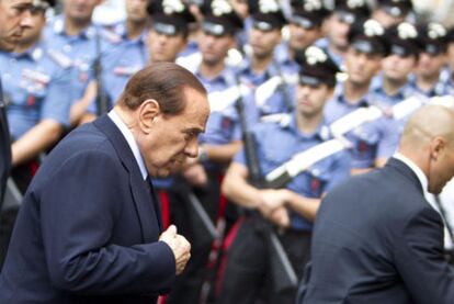 Silvio Berlusconi asiste al funeral por un soldado fallecido en Afganistán, ayer en Roma.