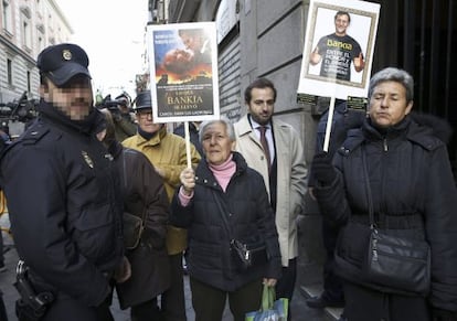 Victims of Bankia’s controversial sale of preferred shares await the arrival of former bank execs at the High Court on Monday.