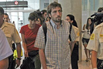 Los dos supervivientes del accidente en México, a su llegada ayer a Barcelona.