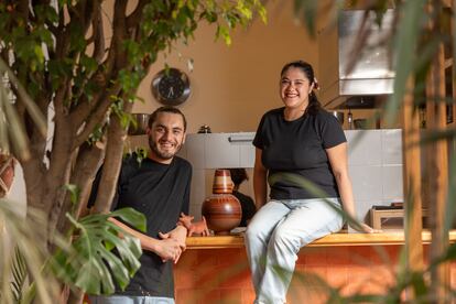 El chef, Óscar Barba, y la administradora, Bárbara Mondragón, en el local de Comal Oculto.