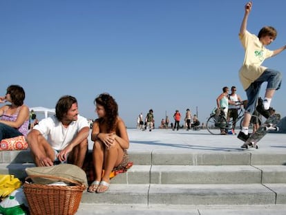 Ambiente en el paseo marítimo de Amager Strand, la playa de la isla de Amager, en Copenhague.