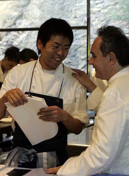 Ferran Adrià, con uno de sus colaboradores.