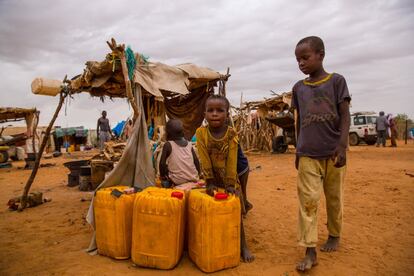 Los bidones amarillos, un clásico del uso de agua en toda África, se repartieron en estos campos en 2015. Muchos deben ser sustituidos porque están rotos.