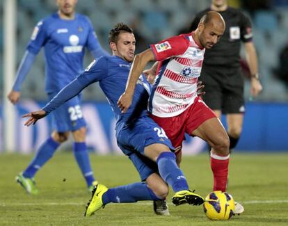 Alcácer y Mikel Rico luchan por el balón
