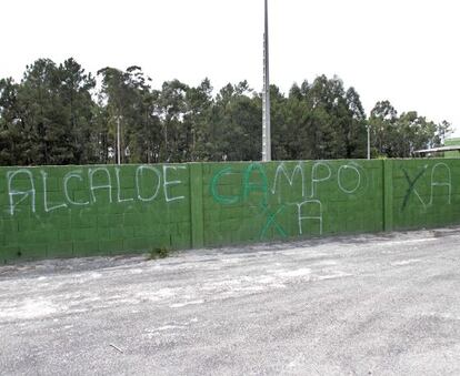Aspecto actual del campo de fútbol del Caldelas, con pintadas que reclaman su uso.