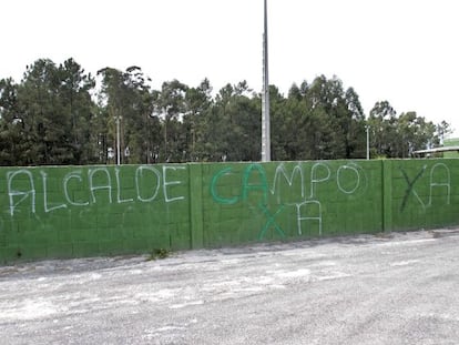 Aspecto actual del campo de fútbol del Caldelas, con pintadas que reclaman su uso.