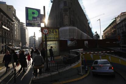 Entrada del aparcamiento de Sevilla, con plazas libres, ayer a mediodía.