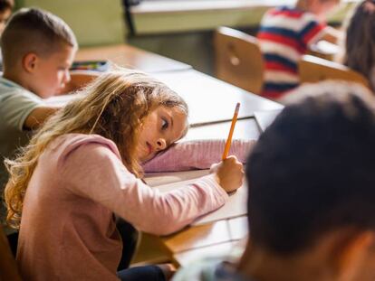 Una niña se aburre en clase.