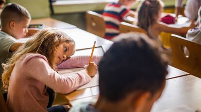 Una niña se aburre en clase.