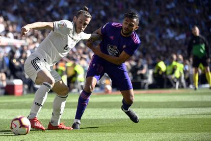 Gareth Bale y Sofiane Boufal, luchan por la pelota. 