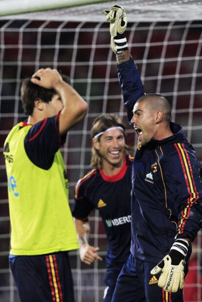 Valdés, con Javi Martínez y Ramos en Praga.