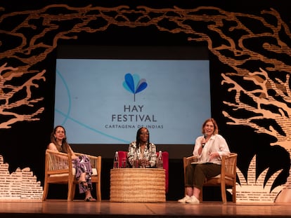 Tsitsi Dangarembga y Gloria Susana Esquivel en una mesa de conversación en el Hay Festival, en Cartagena (Colombia) el 26 de enero.