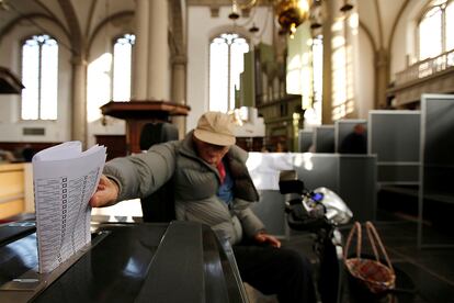 Un votante ejerce su derecho al voto en Ámsterdam.