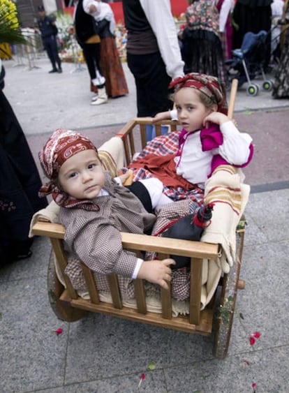 Niños vestidos de baturros durante las fiestas del Pilar.