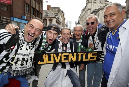 Aficionados del Juventus muestran su apoyo al equipo antes de la final.