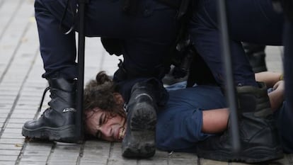 Uno de los participantes en las protestas del 14-N de 2012 durante su detenci&oacute;n.