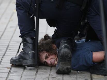 Uno de los participantes en las protestas del 14-N de 2012 durante su detenci&oacute;n.