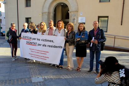 Miembros de la Asociación de Familiares Afectados en las Residencias Domus Vi de Alcoy se concentraron ante el Juzgado de Primera Instancia e Instrucción número 3, el lunes.