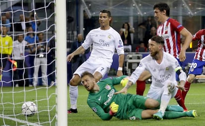 Sergio Ramos mete el primer gol en Milán.