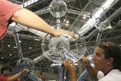 Un grupo de estudiantes madrileño, el Planet Klan Express, con la maqueta del ordenador que simboliza el Atomium de Bruselas.