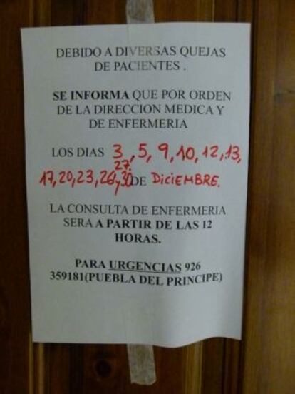 Horario de atención en la puerta de la consulta de Almedina.