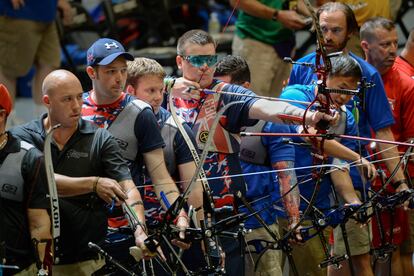 Un grupo de veteranos de guerra en un concurso de tiro con arco.